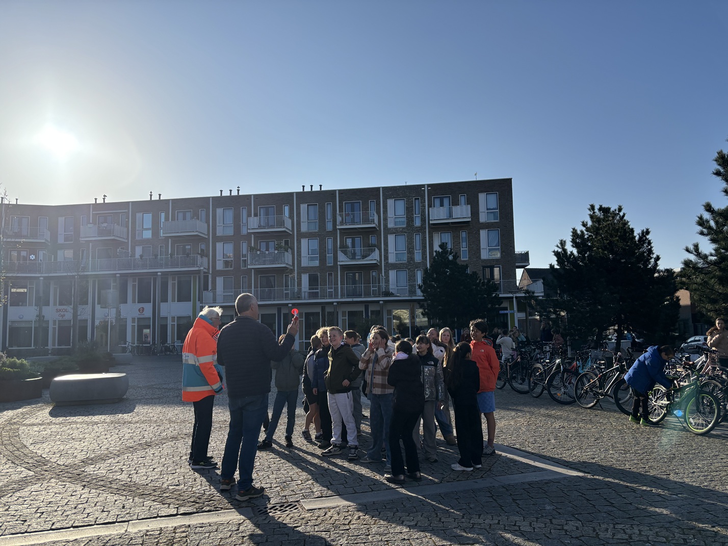 Basisscholieren doen fietsexamen