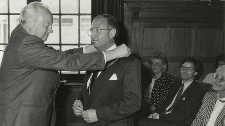 Burgemeester Van der Heijden (rechts) krijgt de ambtsketen om