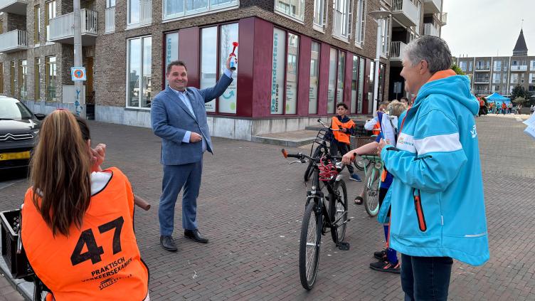 Wethouder Lars Carree geeft het startschot