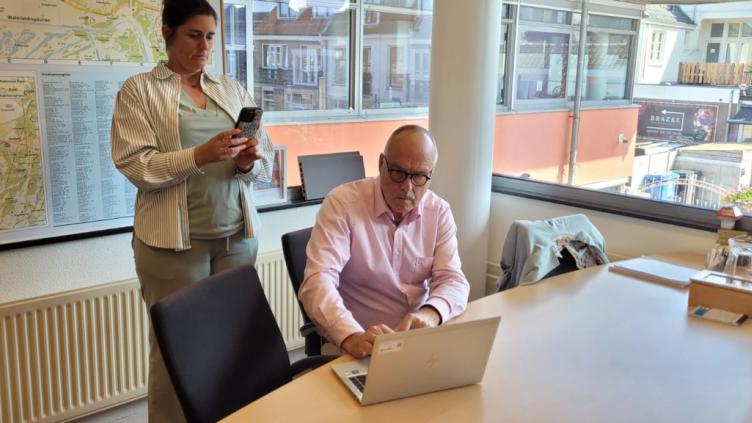 Loco burgemeester Gert-Jan Bluijs voert de loting uit.