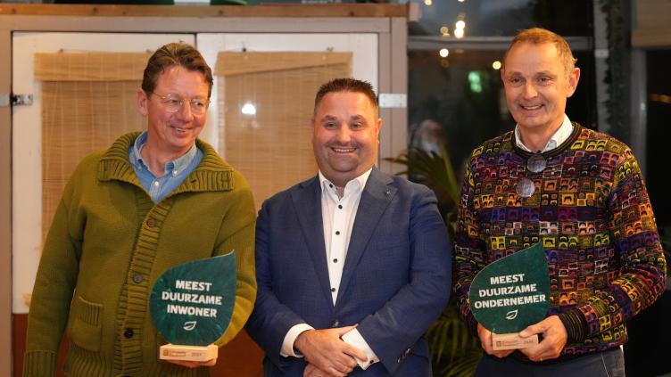 Wethouder Lars Carree poseert met de winnaars van de prijs in 2024: Patrick Berg en Hans Mulder