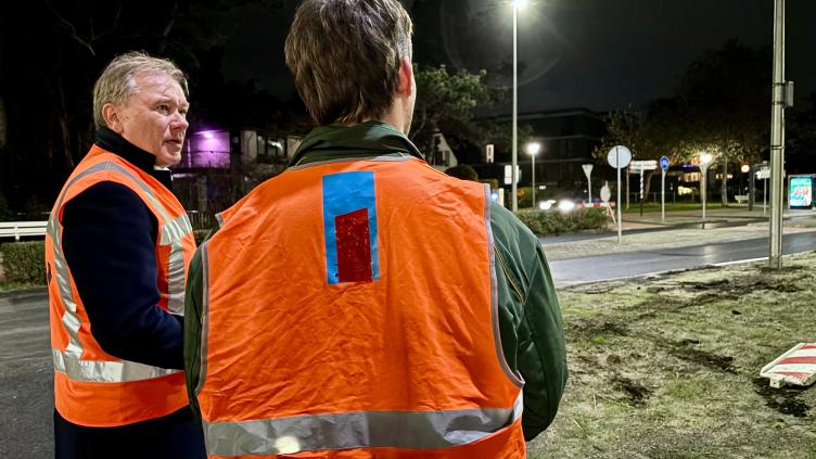 Wethouder de Kloet in gesprek met aannemer