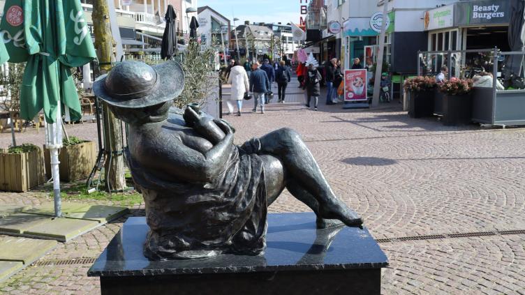 Beeld van vrouw op Kerkplein