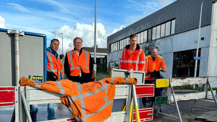 Wethouder met uitvoerders bij werkzaamheden