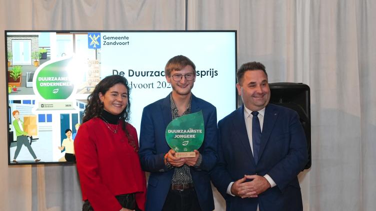 Wethouder Carree overhandigt de duurzaamheidsprijs aan Nathan Lemson