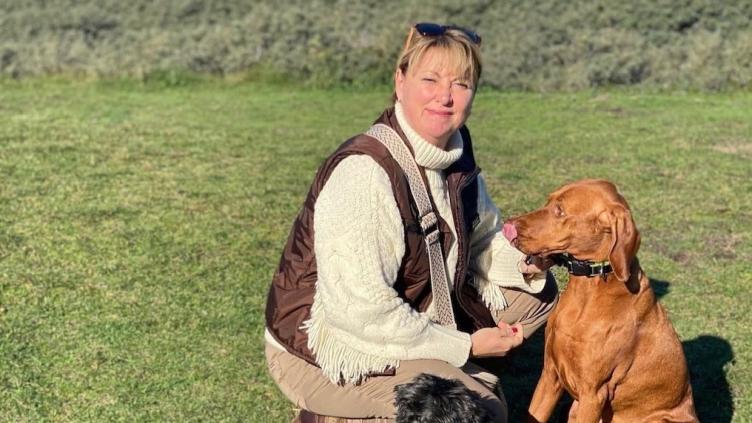 De eigenaresse van Braaf hondenuitlaatservice met een hond