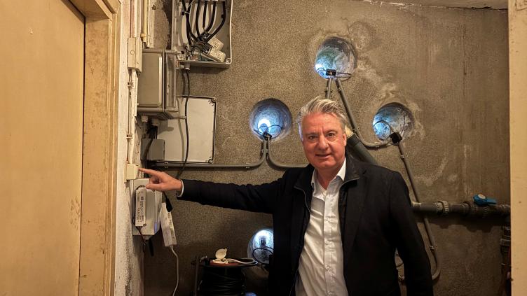 Burgemeester Moolenburgh zet de verlichting van de fontein aan