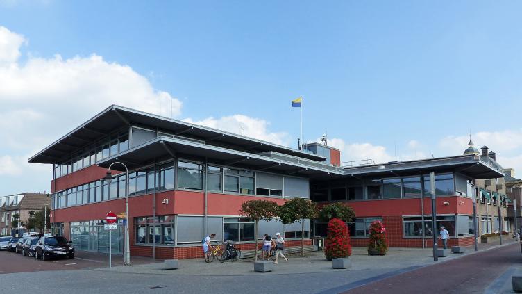 De latere aanbouw van het monumentale raadhuis waar nu de publieksbalie zit