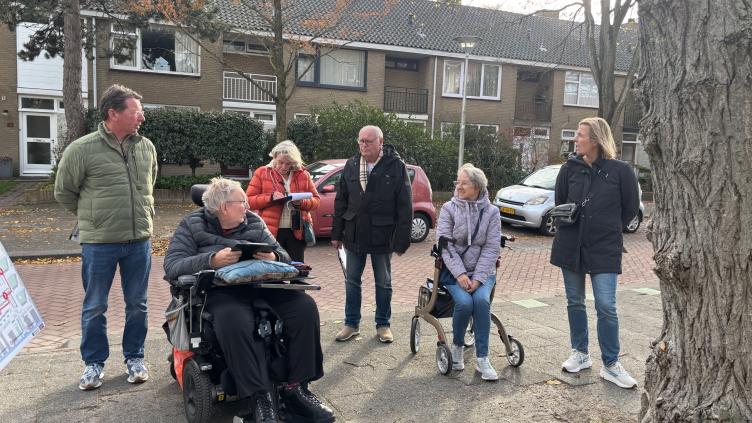 Inwoners lopen samen door Nieuw Noord