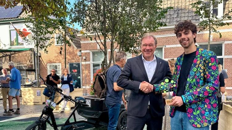 Wethouder De Kloet met de regiodeal trofee