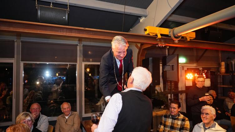 Burgemeester Moolenburgh schudt de hand van een vrijwilliger