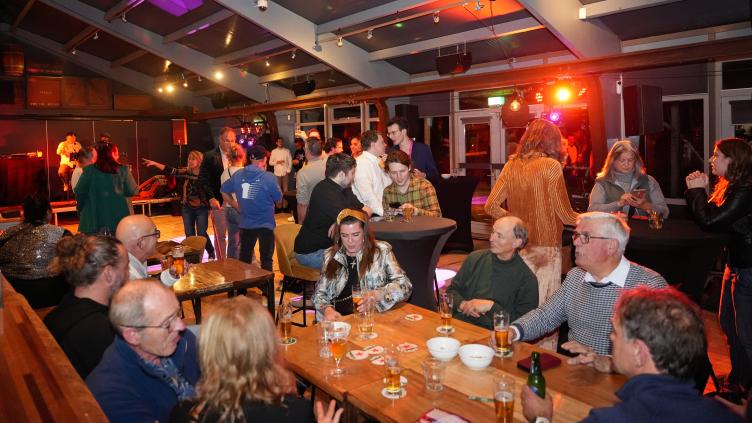 Vrijwilligers tijdens het feest in de Haven van Zandvoort