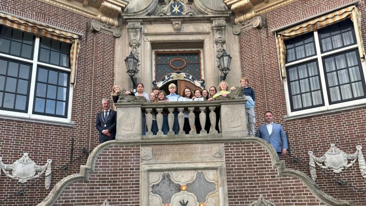 De jeugdcommissie met burgemeester en wethouder op het bordes