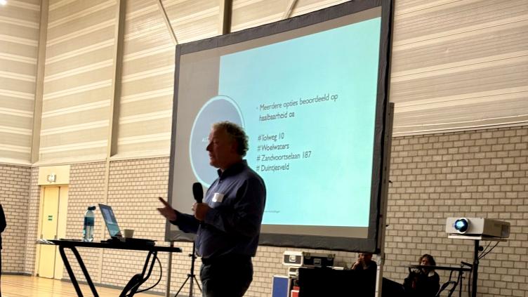 Presentator tijdens Keesomstraat bijeenkomst vertelt over alternatieve locaties