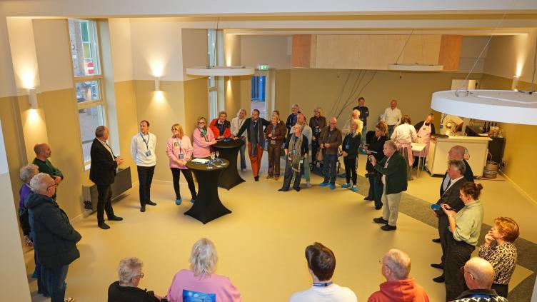 Opening van theater De Krocht met vrijwilligers en pers