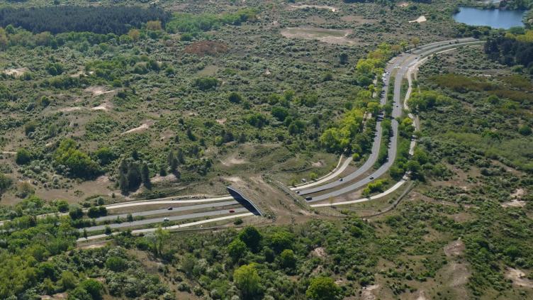 Luchtfoto van de natuurbrug Zandpoort over de Zandvoortselaan