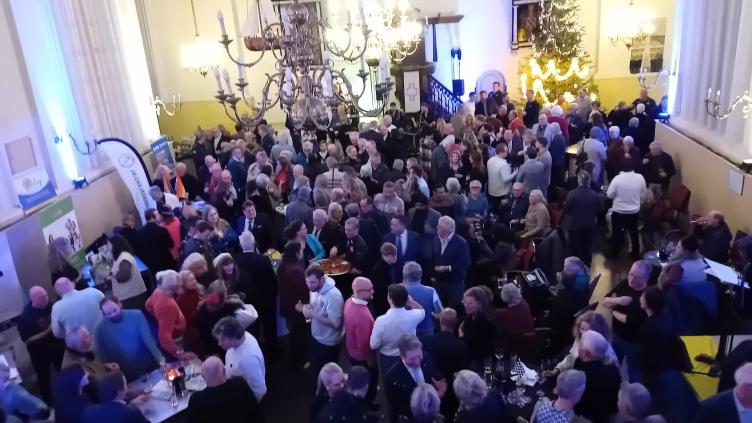 De menigte in de dorpskerk bij de nieuwjaarsreceptie 2025