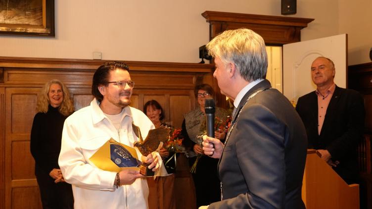 Burgemeester Moolenburgh overhandigt de wisseltrofee aan winnaar Roy van Buuringen