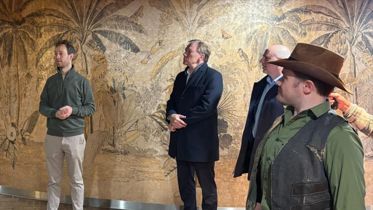 De aanwezigen lopen mee met de rondleiding door World of Dino's