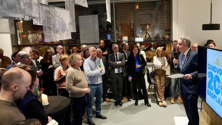 Burgemeester Moolenburgh spreekt betrokkenen en genodigden toe in het museum