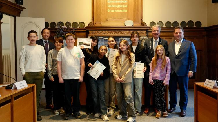 Groepsfoto van alle deelnemers van het jeugddebat met burgemeester en wethouder