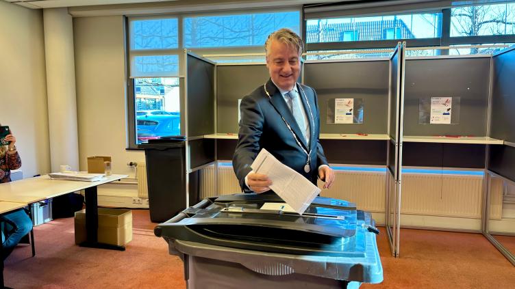 Burgemeester van Zandvoort brengt zijn stem uit