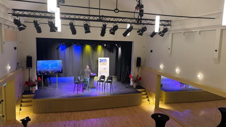 Een leeg podium en lege zaal waarop apparatuur wordt getest