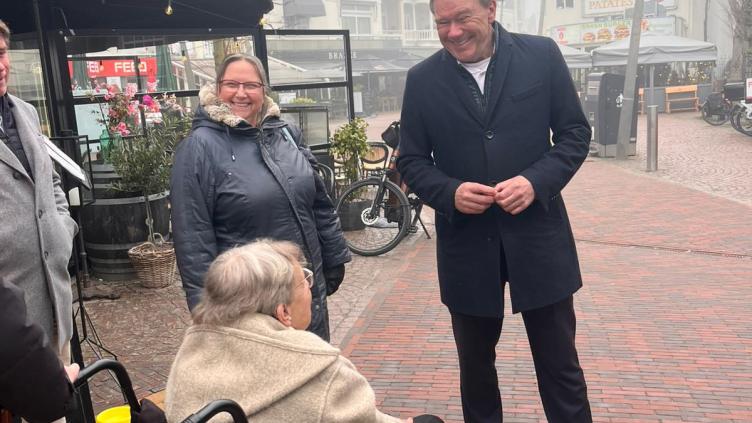 Inwoner Zandvoort in rolstoel in gesprek met wethouder 
