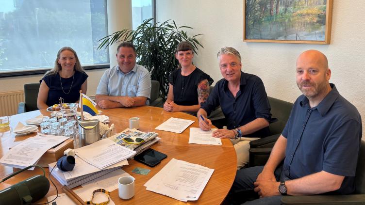 Burgemeester David Moolenburgh ondertekent vergunningen, samen met Formule 1-wethouder Lars Carree en de organisatoren