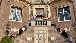 Kinderen op bordes raadhuis