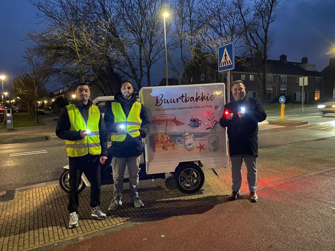 Wethouder Carree met jongerenwerkers bij de Van Lennepweg/Vondellaan
