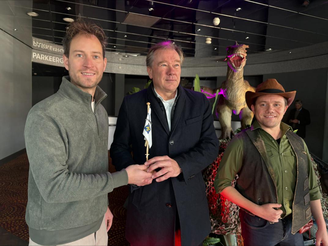 Wethouder De Kloet overhandigt vertegenwoordigers van World of Dino's de sleutel