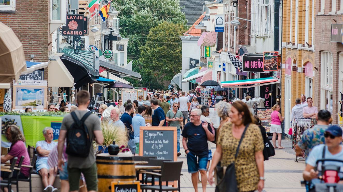 Drukte in de Kerkstraat in Zandvoort