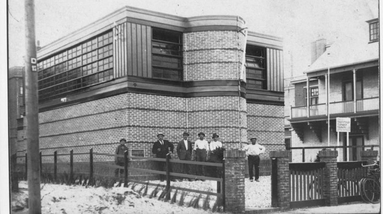 De pas gebouwde synagoge in 1922