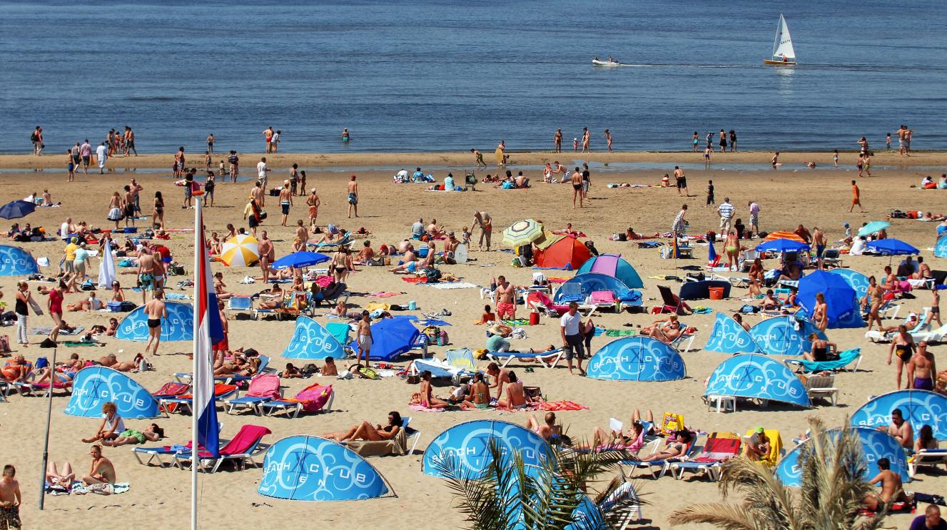 Het Zandvoortse strand vol met strandbezoekers met de zee in de achtergrond