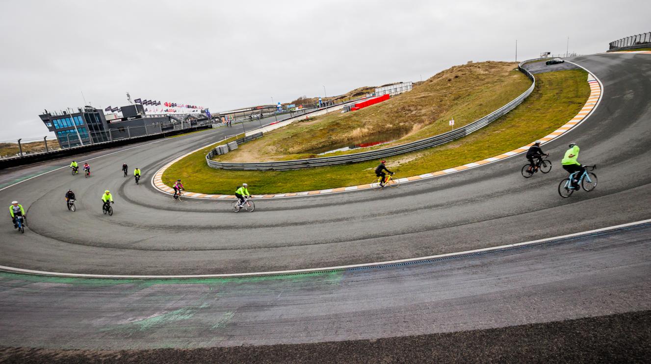 Fietsers op het circuit voor de omloop van Zandvoort