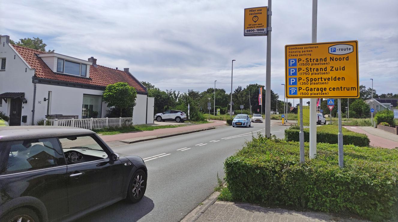 Auto rijdt langs verkeersbord