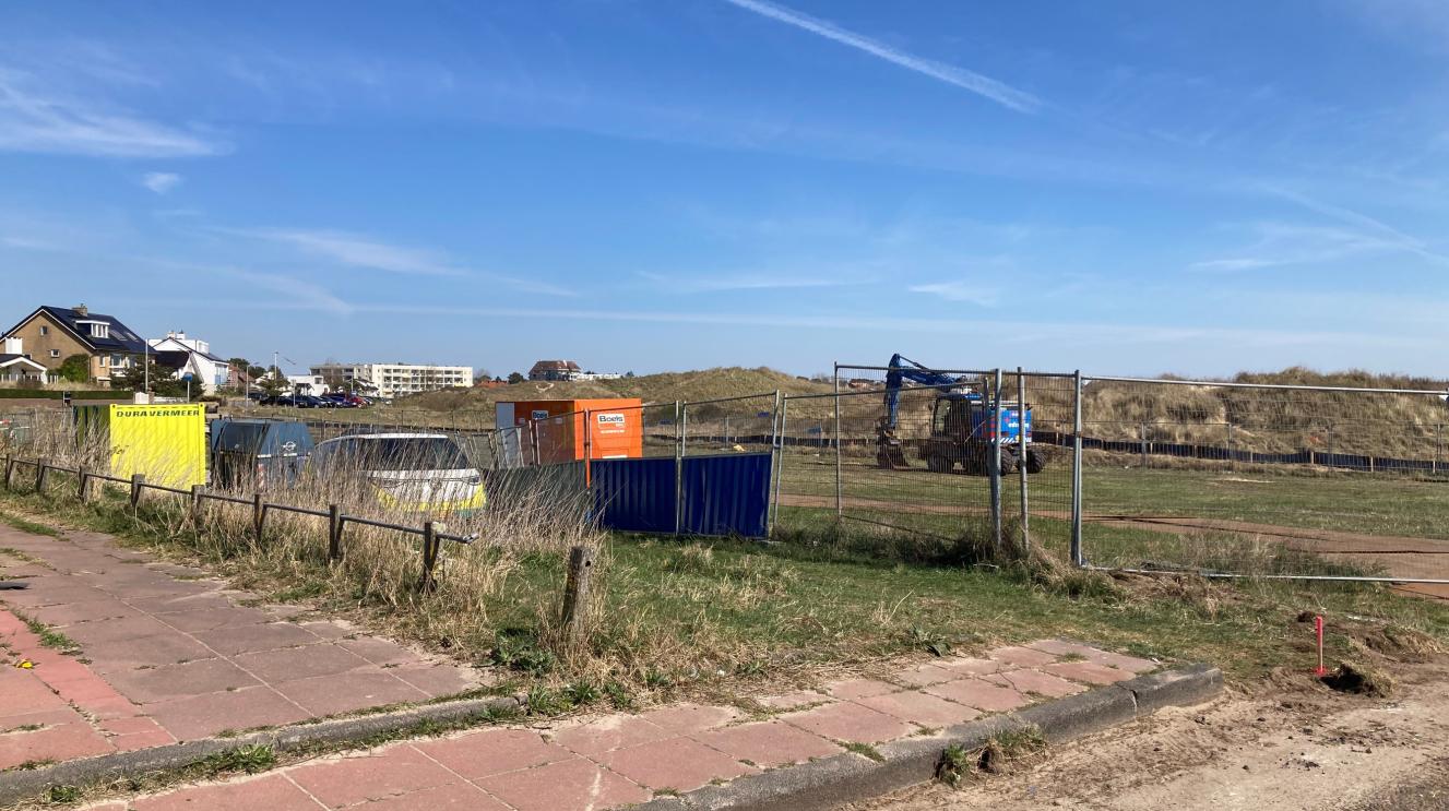 Overloopterrein P Zuid met containers en een graafmachine