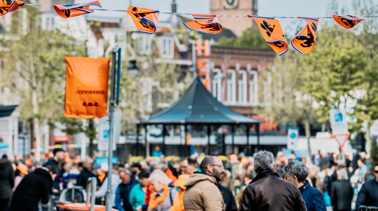 Mensen op straat die Koningsdag vieren