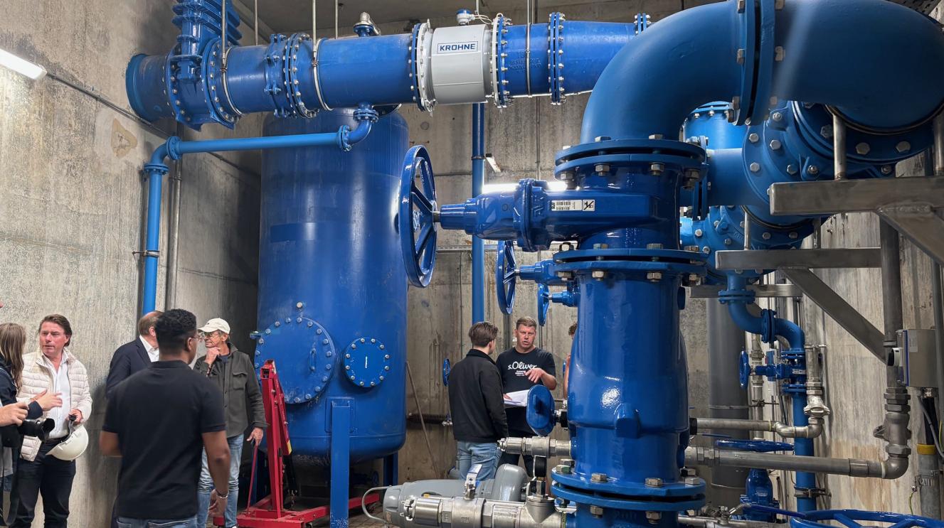 Grote blauwe buizen een ondergrondse ruimte