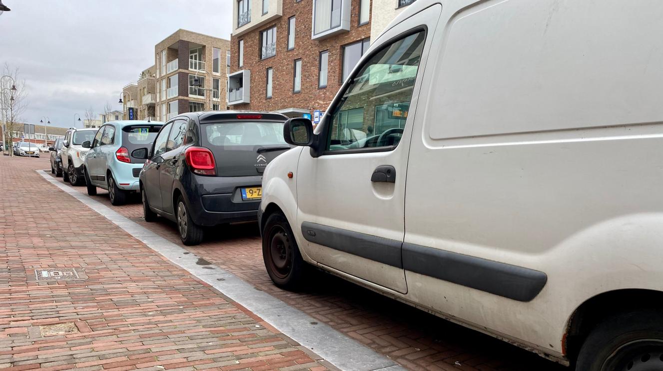 Geparkeerde auto's in een straat