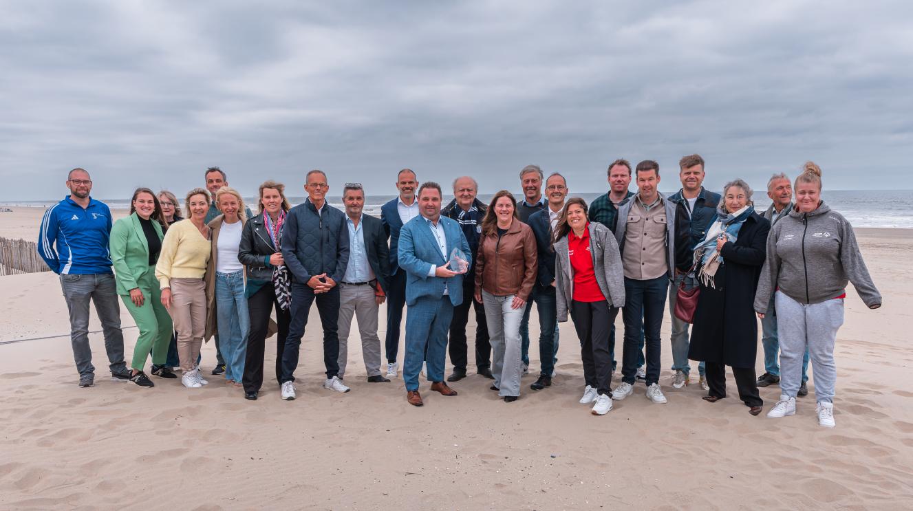 Genodigden op het strand bij de bekendmaking van Zandvoort als co-host van de Special Olympics.