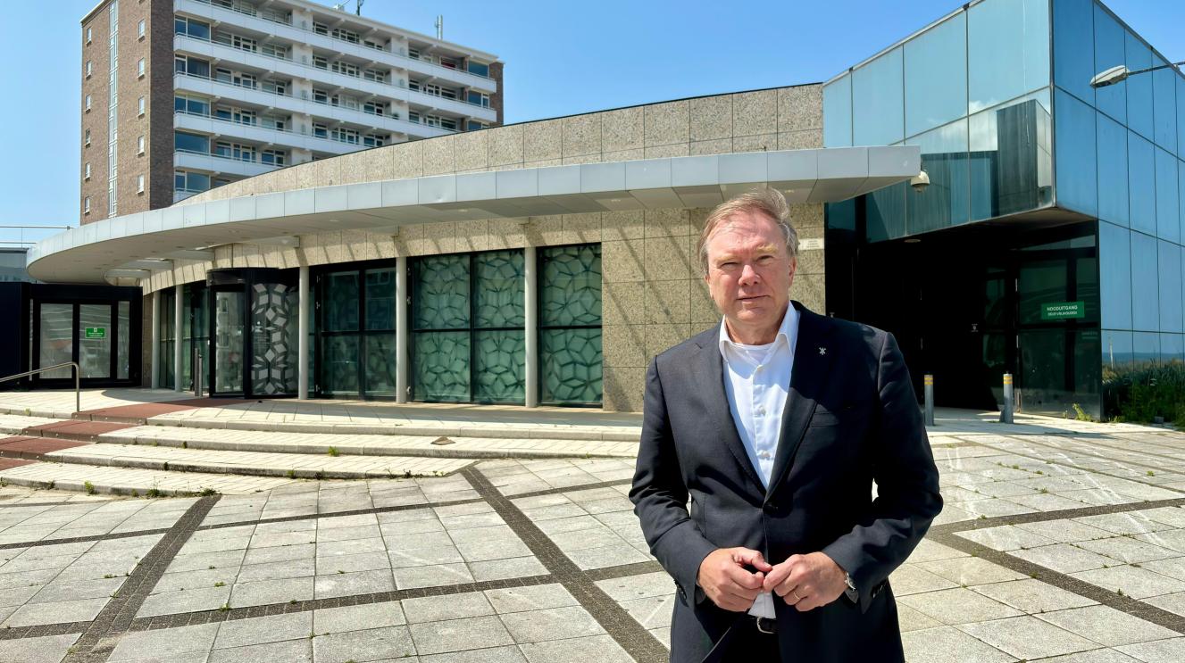 Wethouder De Kloet voor het aangekochte casinogebouw