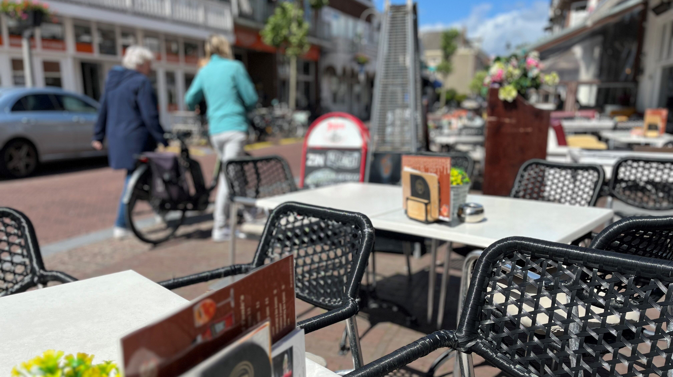 De Haltestraat met wandelende mensen