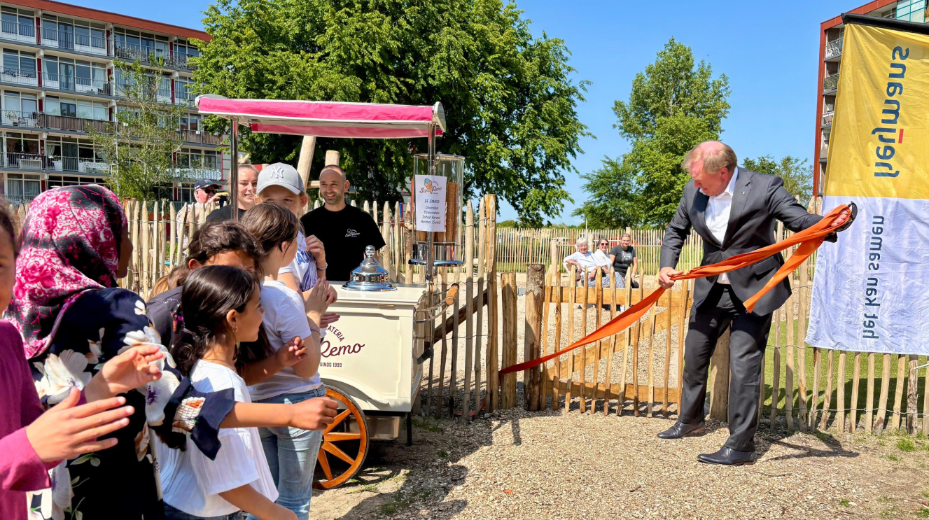 Wethouder opent de speeltuin