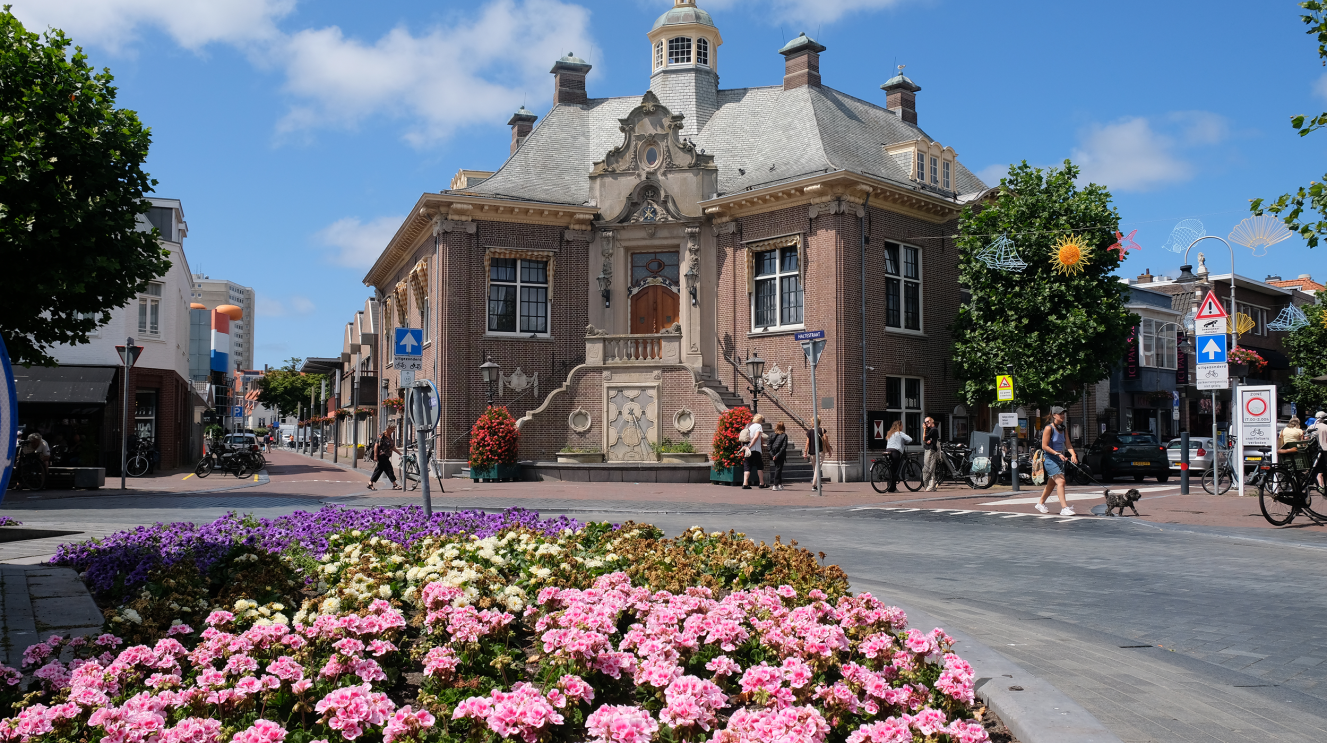 Raadhuisplein met bloeiende bloemen op de rotonde 