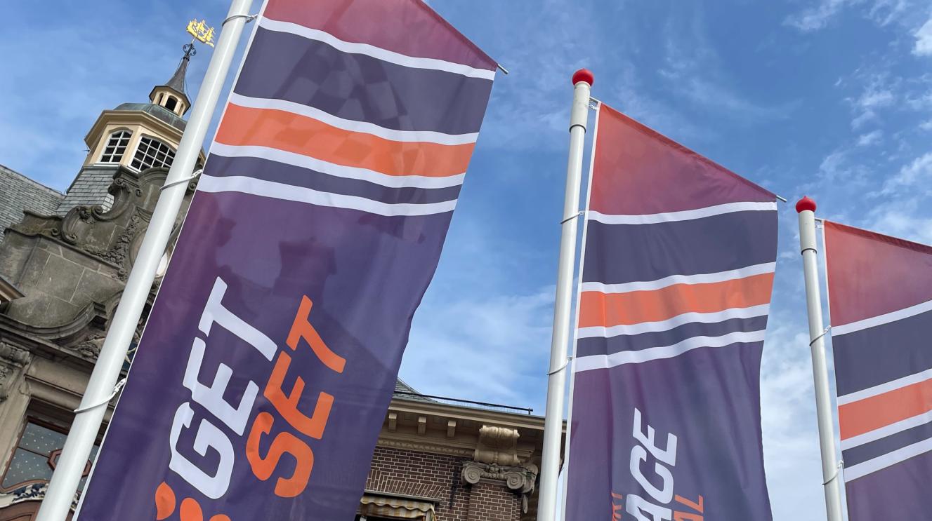 Vlaggen van het Racefestival voor het raadhuis