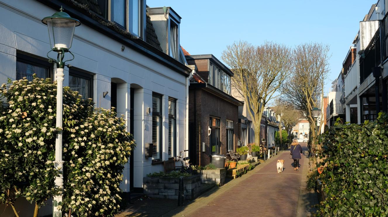 Straat met huizen in Zandvoort.
