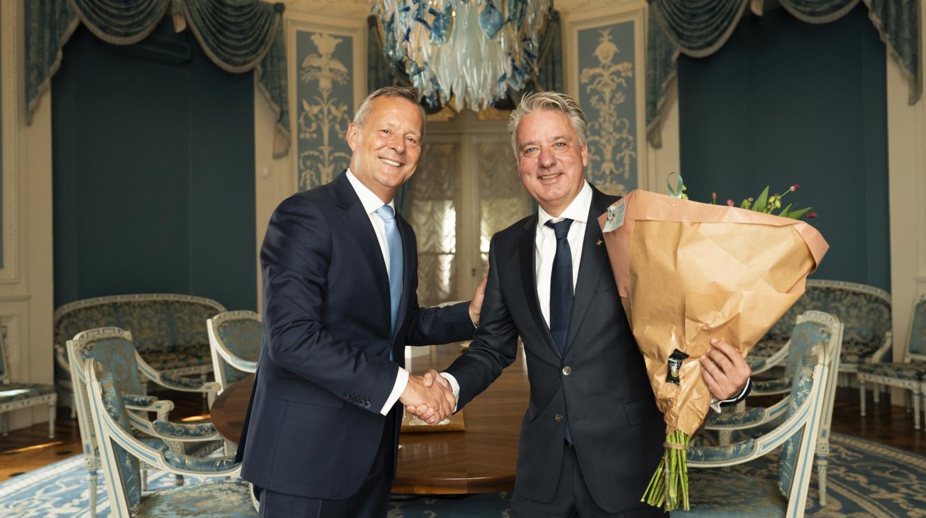 Burgemeester Moolenburgh ontvangt bloemen
