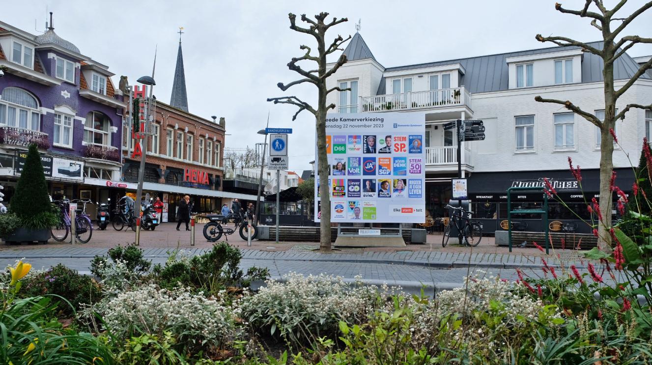 Verkiezingsbord op raadhuisplein